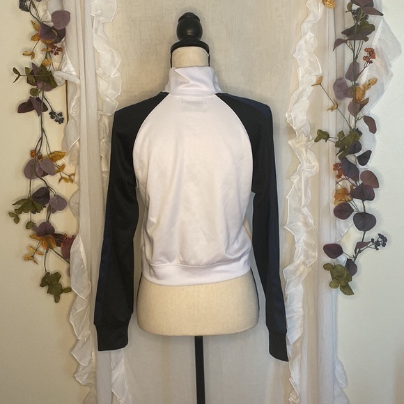 Urban Outfitters Black White‎ Cropped Pullover Top Size Medium - Picture 3 of 7